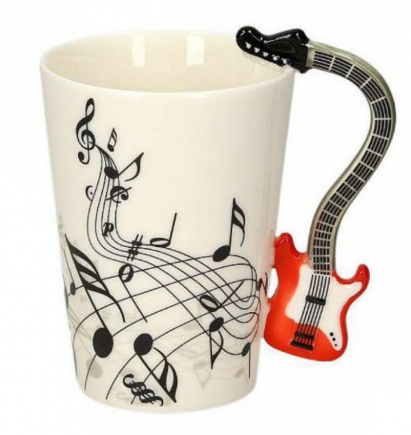 Mug dengan bentuk unik seperti bentuk kamera atau gitar